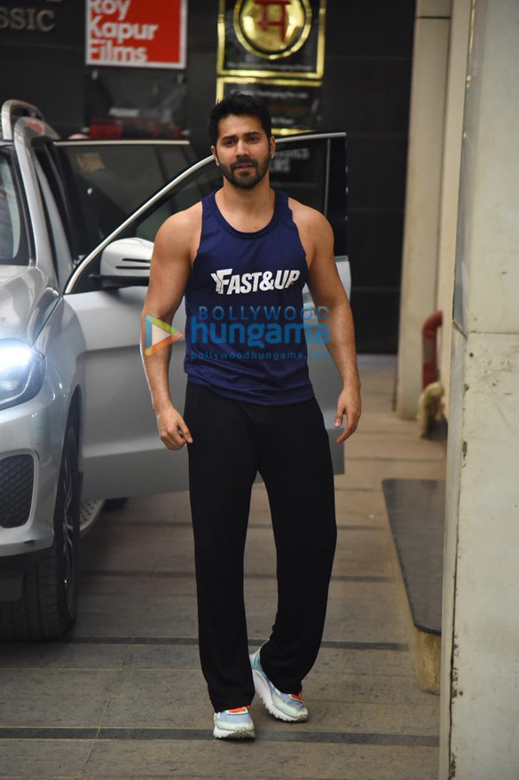 photos varun dhawan poses for the paparazzi as he hits a gym in khar 4