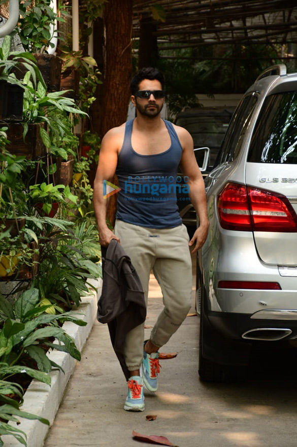 photos varun dhawan snapped in casual wear outside a dubbing studio in juhu 3