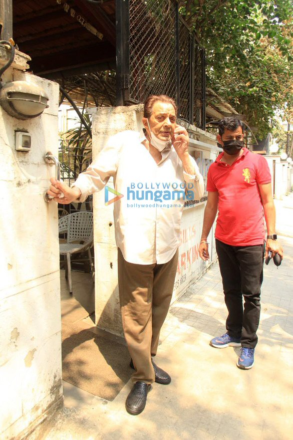 photos veteran actor dharmendra snapped outside a clinic in bandra 2