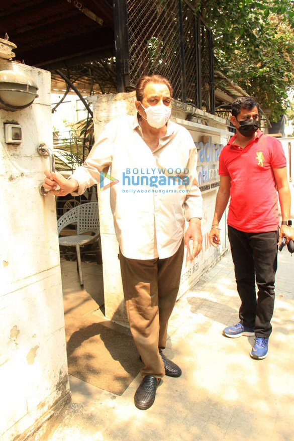 photos veteran actor dharmendra snapped outside a clinic in bandra 3