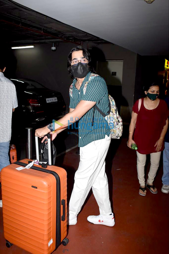 photos vicky kaushal katrina kaif pooja hegde divya khosla kumar and others snapped at the airport 6