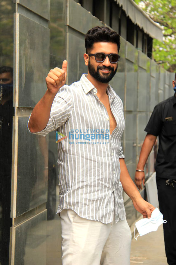 Photos: Vicky Kaushal looks dapper in white as he gets spotted at Pooja Entertainment’s office in Juhu Photos: Vicky Kaushal looks dapper in white as he gets spotted at Pooja Entertainment’s office in Juhu