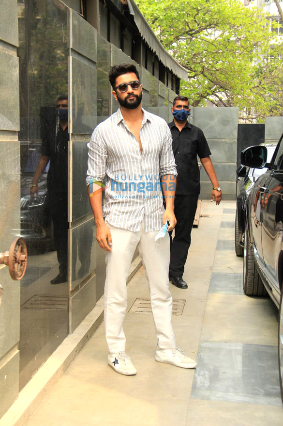 photos vicky kaushal looks dapper in white as he gets spotted at pooja entertainments office in juhu 3