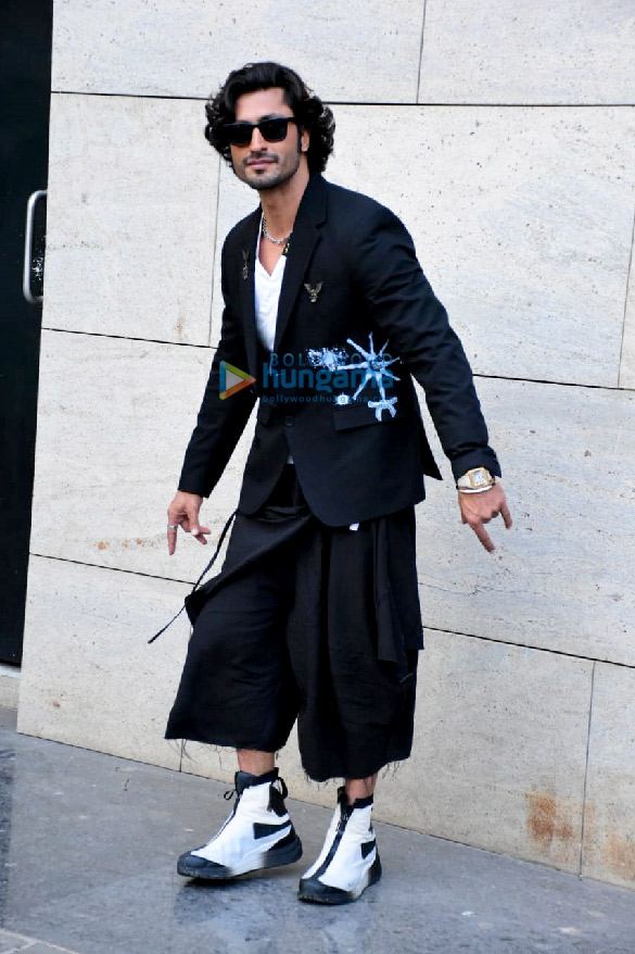 photos vidyut jammwal snapped sporting a rather quirky look at bkc 4