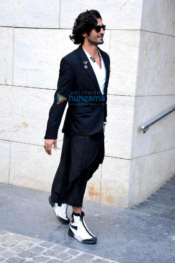 photos vidyut jammwal snapped sporting a rather quirky look at bkc 6