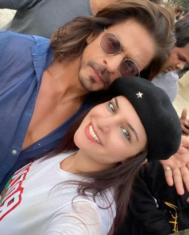 Shah Rukh Khan flaunts his long tresses in photos with fans after wrapping Spain schedule of Pathaan Shah Rukh Khan flaunts his long tresses in photos with fans after wrapping Spain schedule of Pathaan