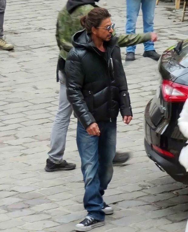 Shah Rukh Khan flaunts his long tresses in photos with fans after wrapping Spain schedule of Pathaan Shah Rukh Khan flaunts his long tresses in photos with fans after wrapping Spain schedule of Pathaan