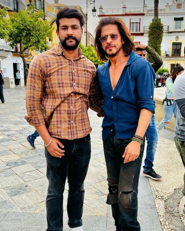 Shah Rukh Khan flaunts his long tresses in photos with fans after wrapping Spain schedule of Pathaan Shah Rukh Khan flaunts his long tresses in photos with fans after wrapping Spain schedule of Pathaan