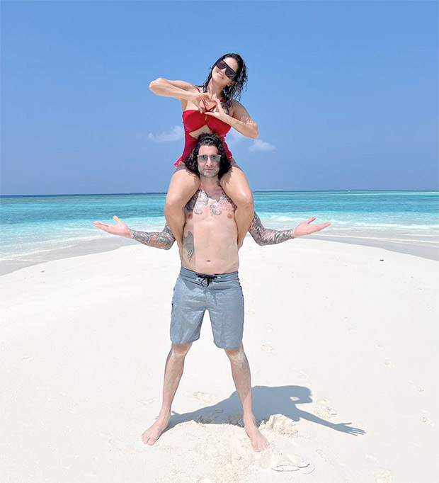 Sunny Leone dons maroon swimsuit as she sits on husband Daniel Weber's shoulder to capture perfect moment in Maldives Sunny Leone dons maroon swimsuit as she sits on husband Daniel Weber's shoulder to capture perfect moment in Maldives