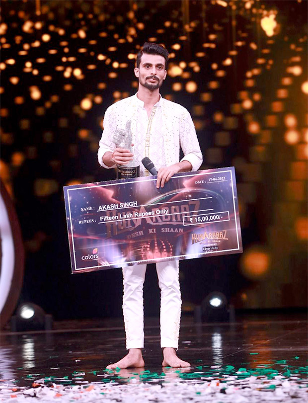 Akash Singh lifts the trophy of Hunarbaaz - Desh Ki Shaan and wins a cash prize of Rs. 15 lakh; judges Karan Johar, Mithun Chakraborty and Parineeti Chopra confer the winner