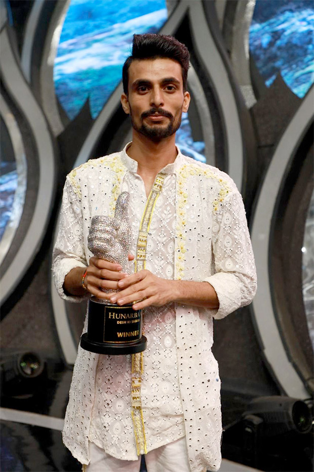 Akash Singh lifts the trophy of Hunarbaaz - Desh Ki Shaan and wins a cash prize of Rs. 15 lakh; judges Karan Johar, Mithun Chakraborty and Parineeti Chopra confer the winner