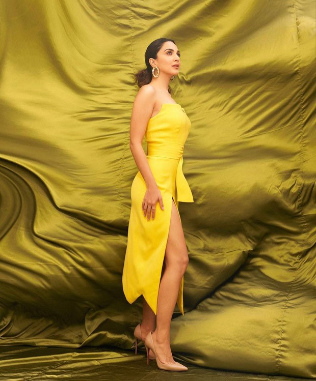 Kiara Advani is her own sunshine in lovely in a strapless yellow bodycon with thigh-high slit for Bhool Bhulaiyya 2 promotions Kiara Advani is her own sunshine in lovely in a strapless yellow bodycon with thigh-high slit for Bhool Bhulaiyya 2 promotions