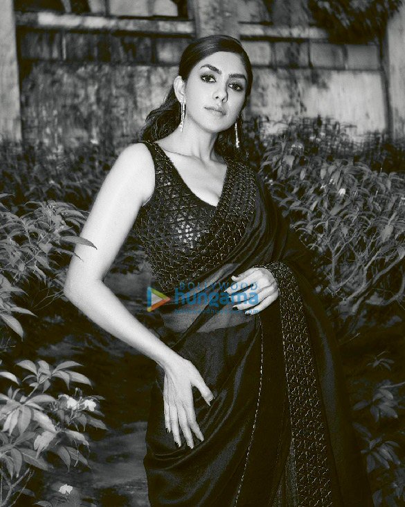 mrunal thakur 1 54