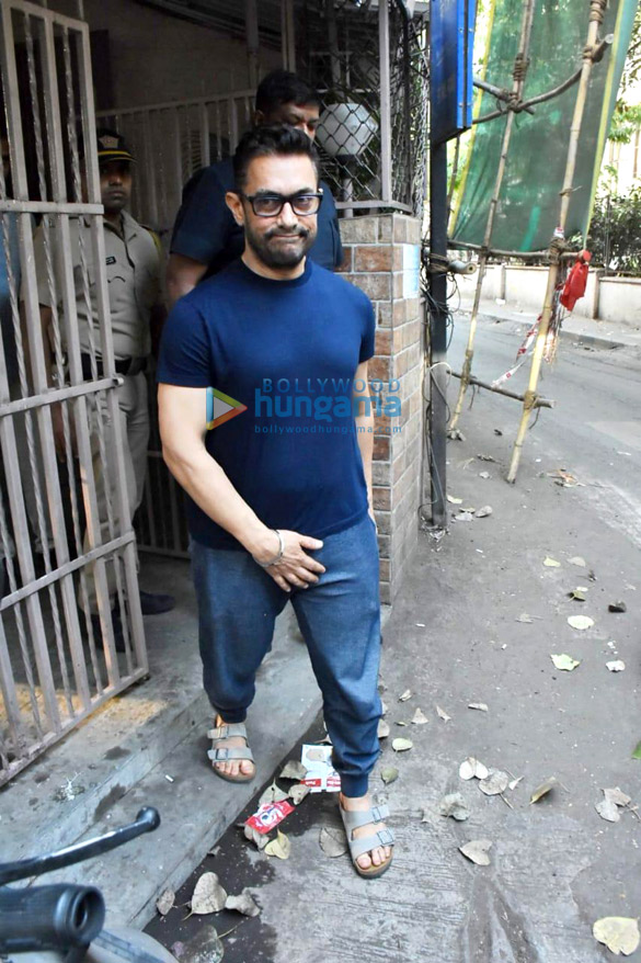 photos aamir khan snapped at a dubbing studio in bandra 3 4