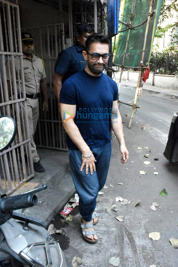 Photos: Aamir Khan snapped at a dubbing studio in Bandra Photos: Aamir Khan snapped at a dubbing studio in Bandra