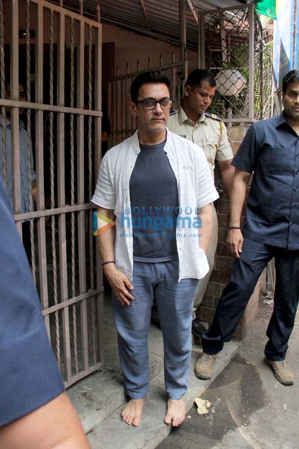 Photos: Aamir Khan spotted at Shankar Mahadevan’s dubbing studio in Bandra