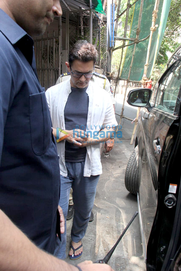 photos aamir khan spotted at shankar mahadevans dubbing studio in bandra 2