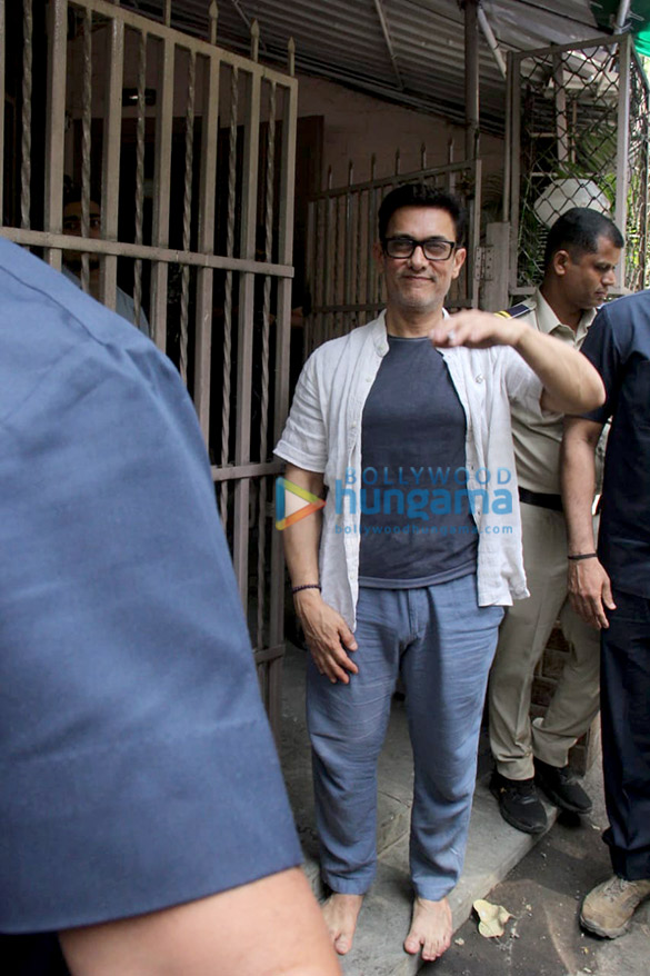 photos aamir khan spotted at shankar mahadevans dubbing studio in bandra 3