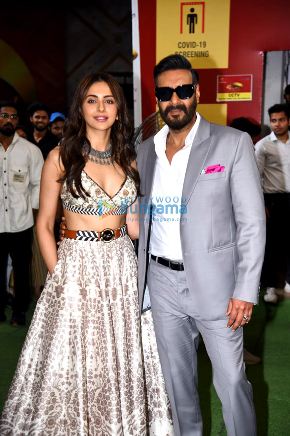 photos ajay devgn rakul preet singh and kumar sanu snapped promoting runway 34 4