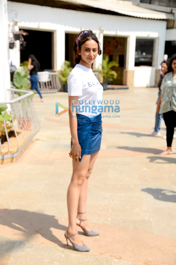 photos ajay devgn and rakul preet singh snapped promoting their film runway 34 at sun n sand in juhu 6