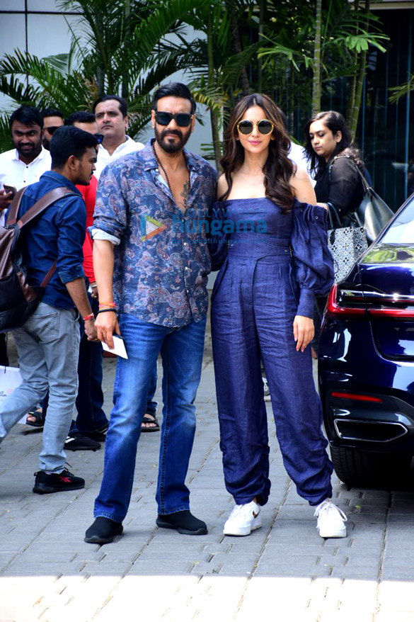photos ajay devgn and rakul preet singh spotted at kalina airport as they leave for runway 34 promotions 4
