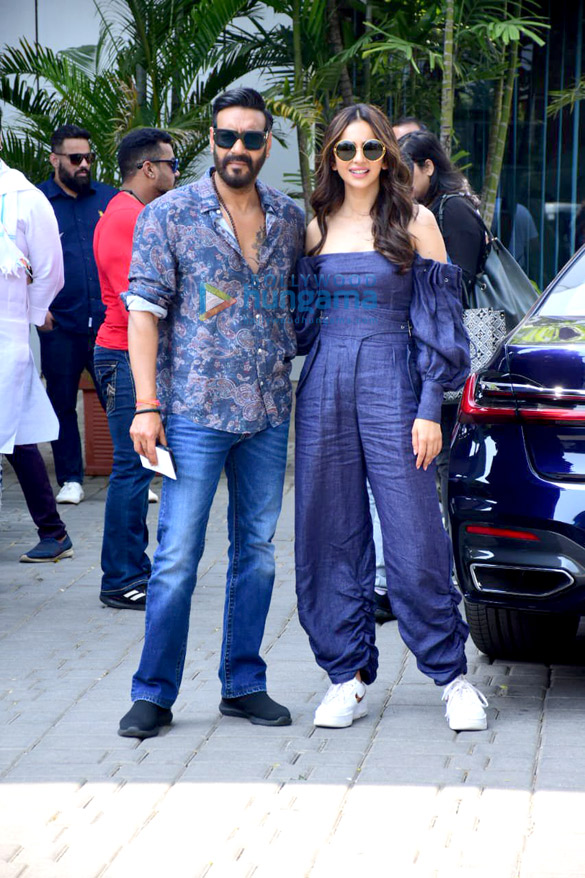 Photos: Ajay Devgn and Rakul Preet Singh spotted at Kalina airport as they leave for Runway 34 promotions Photos: Ajay Devgn and Rakul Preet Singh spotted at Kalina airport as they leave for Runway 34 promotions