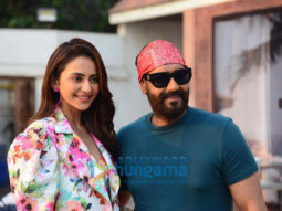 Photos: Ajay Devgn and Rakul Preet Singh spotted promoting Runway 34 in Juhu Photos: Ajay Devgn and Rakul Preet Singh spotted promoting Runway 34 in Juhu