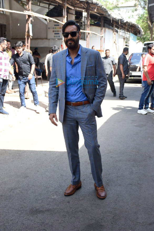 photos akay devgn rakul preet singh aakanksha singh and angira dhar snapped at runway 34 promotions at the kapil sharma show 3