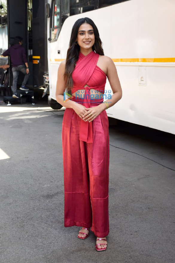 photos akay devgn rakul preet singh aakanksha singh and angira dhar snapped at runway 34 promotions at the kapil sharma show 8