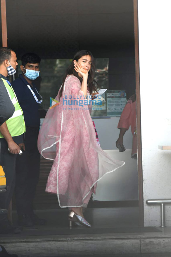 photos alia bhatt and manish malhotra spotted at kalina airport 5
