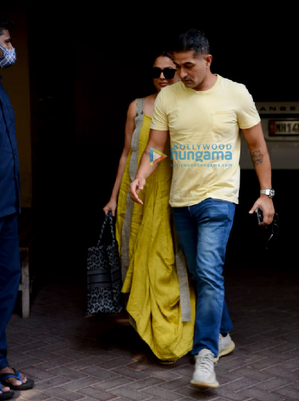 photos amrita arora with husband snapped to meet malaika arora post her accident at her residence in bandra 3