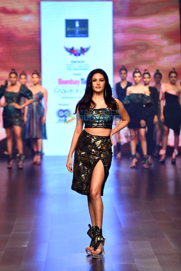 photos amyra dastur snapped at the bombay times fashion week 4