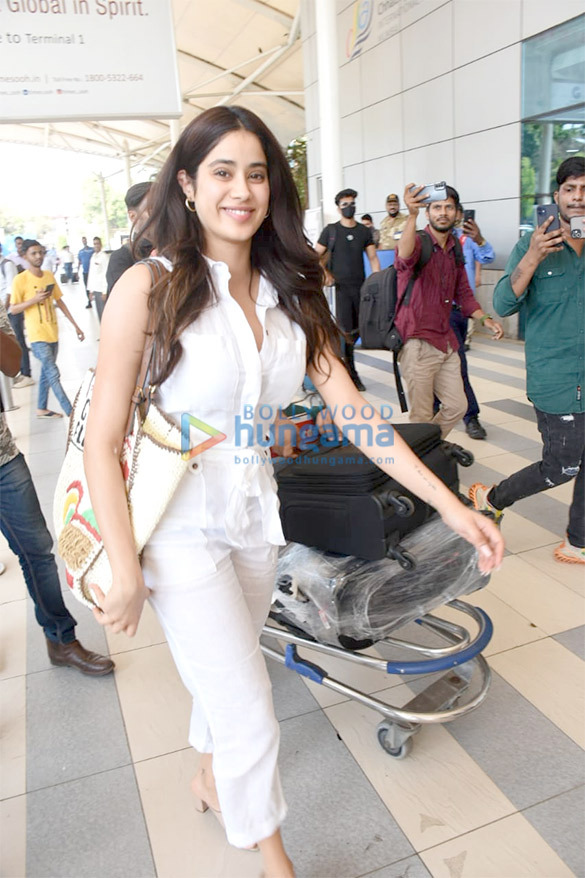photos deepika padukone mrunal thakur prachi desai and others snapped at the airport5 1 2