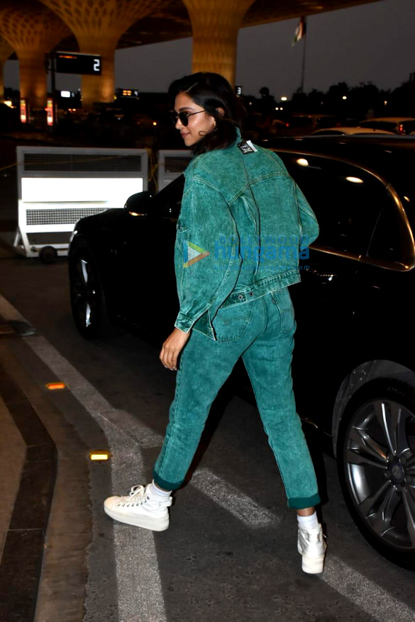photos deepika padukone snapped at the airport 4 4