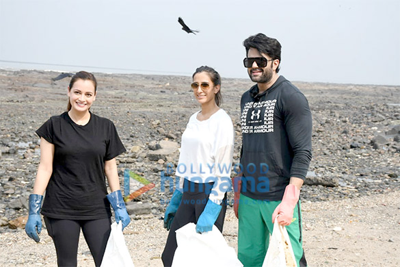 Photos: Dia Mirza, Pragya Yadav and Maniesh Paul spotted during a beach clean up drive at Carter Road on World Earth Day