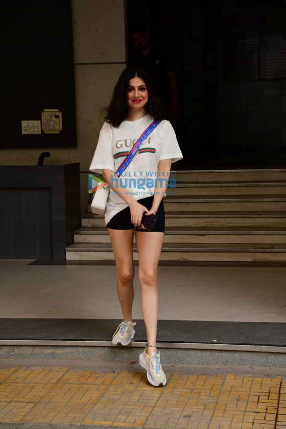 photos divya khosla kumar snapped in andheri 2 4
