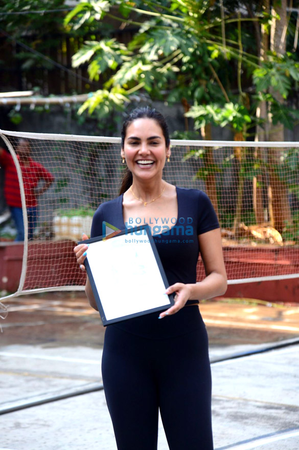 photos esha gupta snapped at a gym in bandra 4