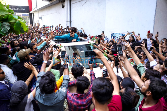 photos fans go crazy greeting tiger shroff in ahmedabad as he arrives to launch the trailer of heropanti 2 2