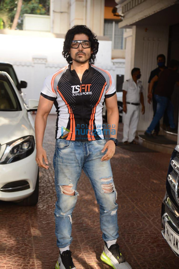 photos gurmeet choudhary spotted at anand pandits office 00 3