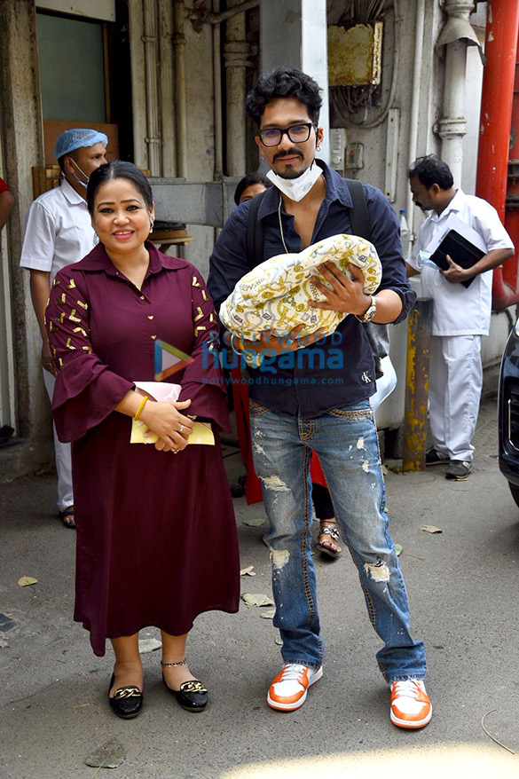 photos haarsh limbachiyaa and bharti singh leave from the hospital with their newborn baby 4
