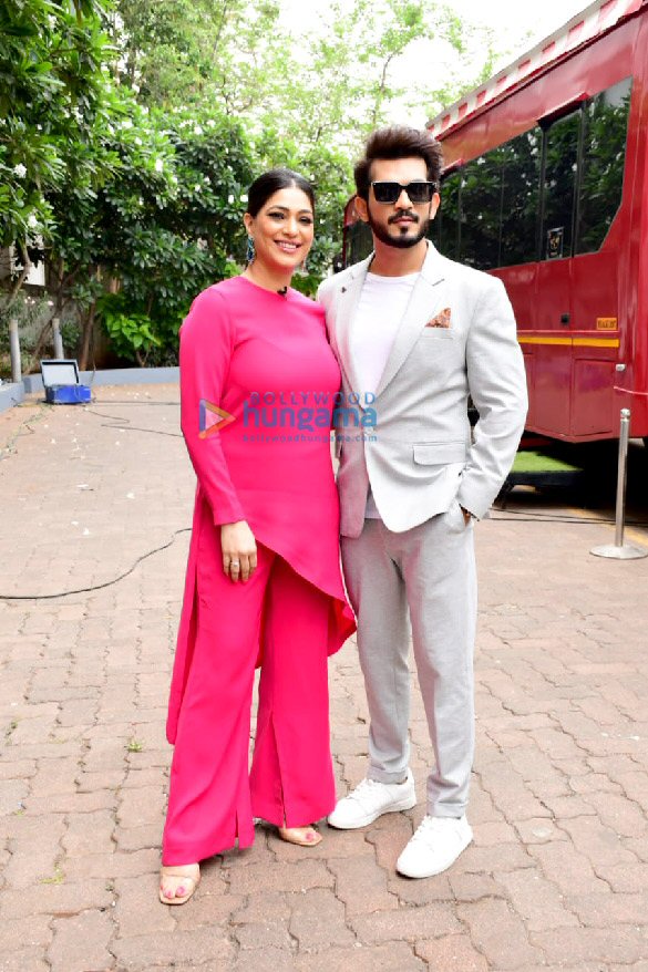 photos himalaya dassani bhagyashree arjun bijlani neha bijlani snapped on the sets of smart jodi 2