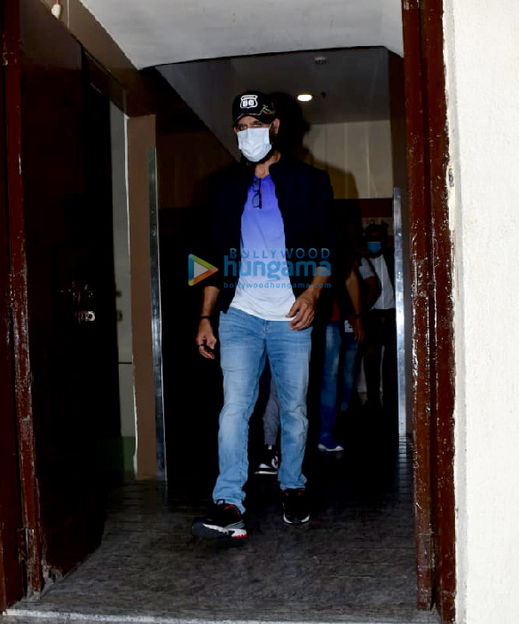 photos hrithik roshan pinky roshan and hrehaan roshan snapped at pvr juhu 4