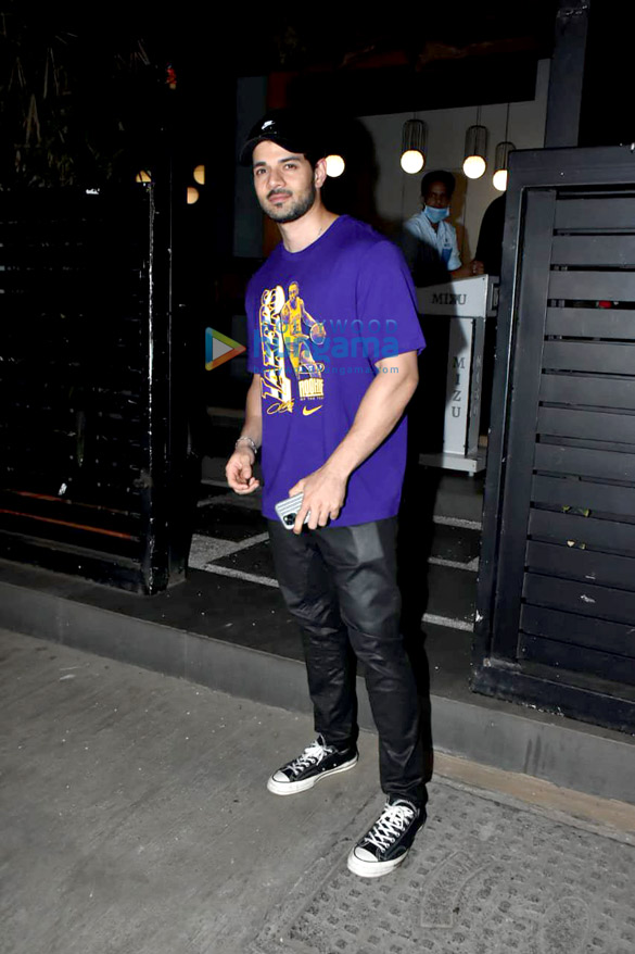 photos janhvi kapoor ananya panday shanaya kapoor and others snapped at mizu restaurant in bandra 4