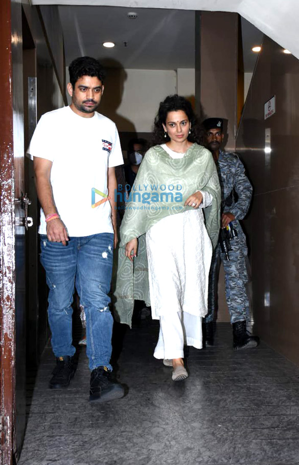 photos kangana ranaut and her brother akshit ranaut snapped outside a theatre after watching rrr 4