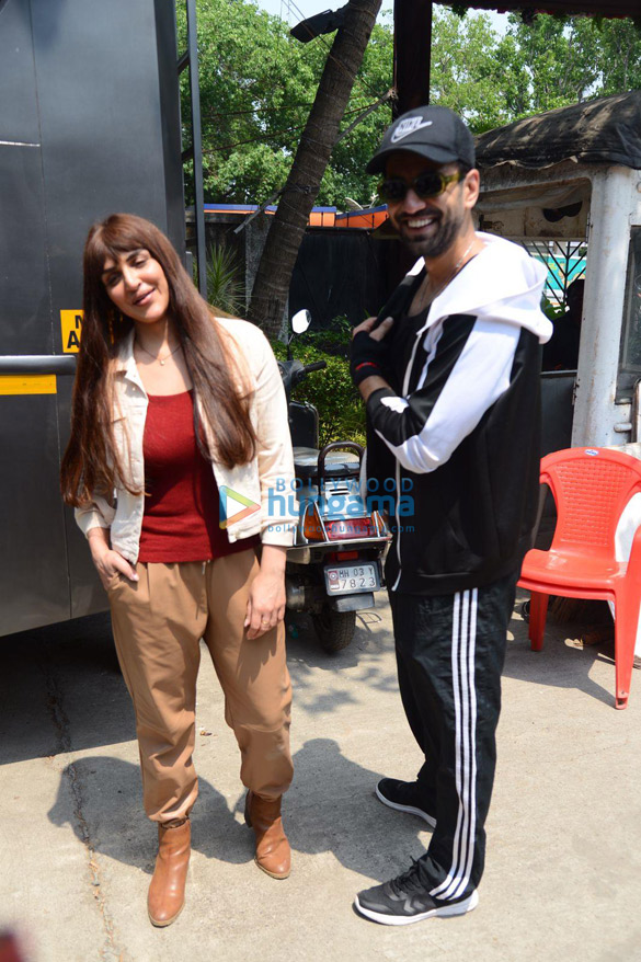 Photos: Karanvir Sharma and Esha Deol snapped at their shoot location in Juhu Photos: Karanvir Sharma and Esha Deol snapped at their shoot location in Juhu
