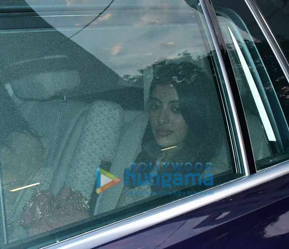 photos kareena kapoor khan karisma kapoor soni razdan armaan jain shweta bachchan among others snapped arriving at ranbir kapoor and alia bhatts mehendi ceremony 5
