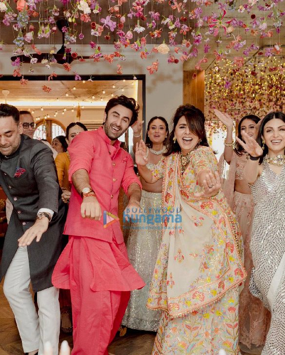 photos kareena kapoor khan neetu kapoor karisma kapoor ayan mukerji among others snapped at alia bhatt and ranbir kapoors mehendi ceremony 2