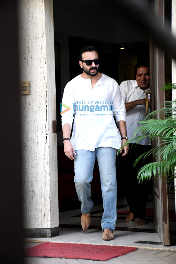 photos kareena kapoor khan saif ali khan taimur ali khan and jeh ali khan spotted in bandra 2