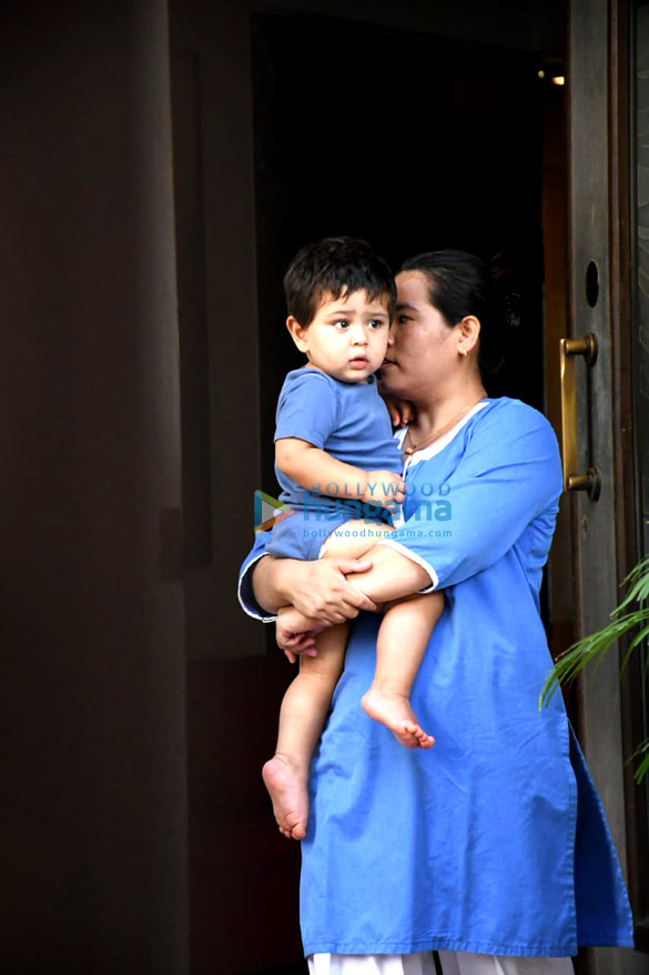 photos kareena kapoor khan saif ali khan taimur ali khan and jeh ali khan spotted in bandra 4