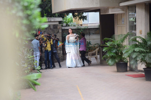 photos kareena kapoor khan and karisma kapoor snapped arriving at ranbir kapoor and alia bhatt mehndi ceremony 1